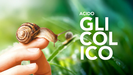 Immagine di chiocciola con acido glicolico naturale, protagonista della bava di lumaca per la skincare, su sfondo naturale e luminoso.