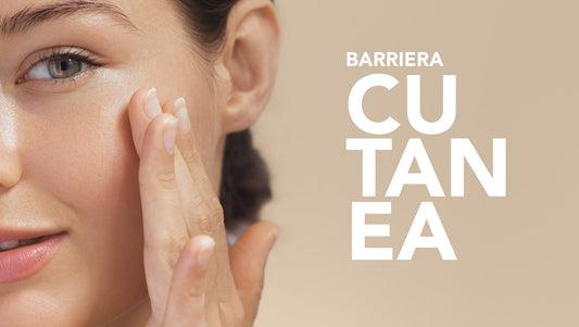 mmagine di donna che applica un trattamento sulla pelle con attenzione alla barriera cutanea danneggiata