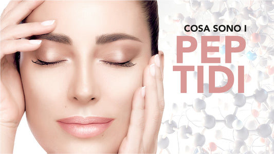 Primo piano di una donna con pelle luminosa che tocca delicatamente il viso, accompagnata dalla scritta 'Cosa sono i Peptidi' e molecole stilizzate sullo sfondo