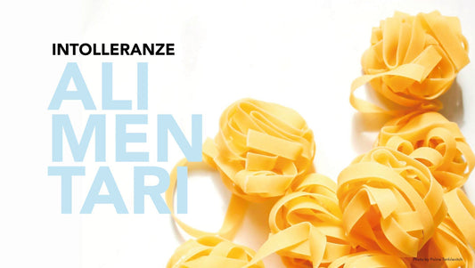 Fettuccine all'uovo con titolo 'Intolleranze Alimentari' che evidenzia il legame tra alimenti e problemi cutanei.