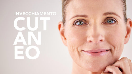 Donna matura che sorride con la pelle luminosa, con la scritta "Invecchiamento Cutaneo"