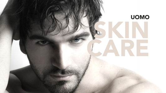 Uomo che mostra la sua pelle curata, simbolo di skincare maschile