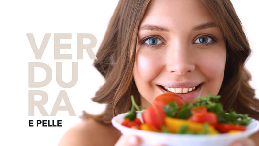 Donna sorridente con pelle luminosa che tiene in mano una ciotola di verdure fresche: concetto di verdure e skin care naturale per una pelle radiosa