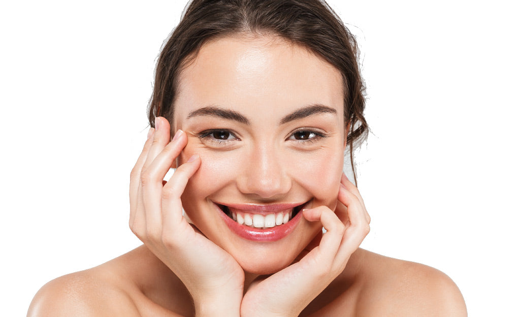 Giovane donna sorridente dopo trattamento siero viso bava di lumaca
