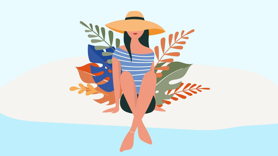 Donna seduta sulla spiaggia con cappello e foglie colorate sullo sfondo, rappresentando la protezione solare estiva