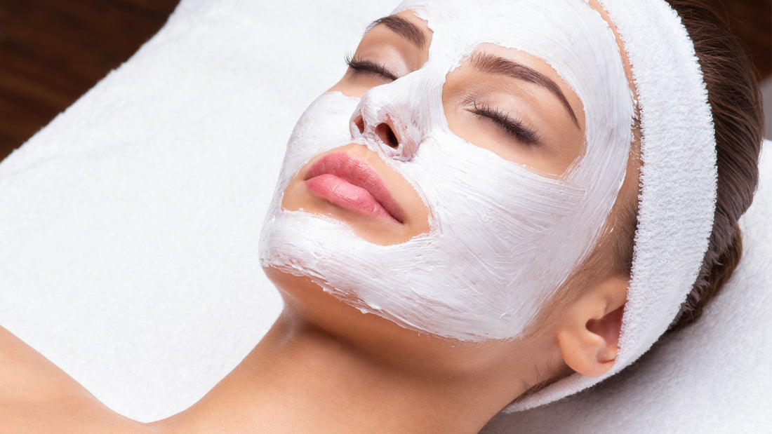 Donna con maschera viso idratante lenitiva applicata, distesa durante un trattamento