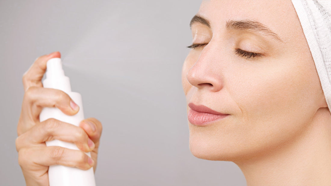 Applicazione della Bava Pura Spray 95% Terraluna Rigenera sul viso
