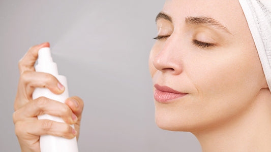Applicazione della Bava Pura Spray 95% Terraluna Rigenera sul viso