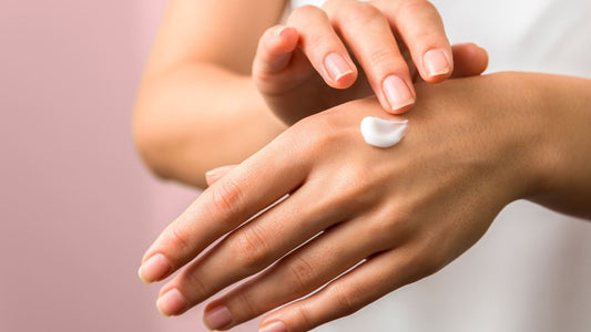 Cura mani inverno con crema alla bava di lumaca naturale Terraluna