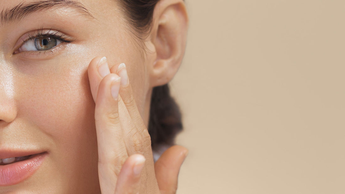 Donna applica crema viso per mantenere la pelle idratata e luminosa