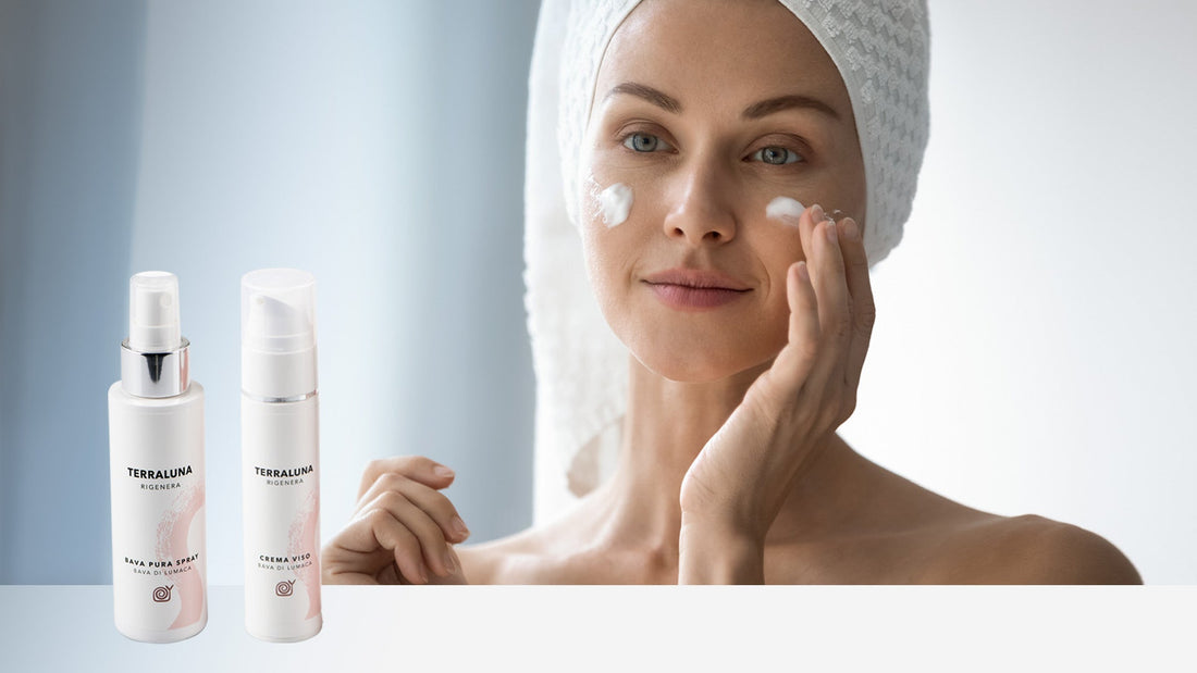 Donna applica una crema viso in una routine skincare essenziale