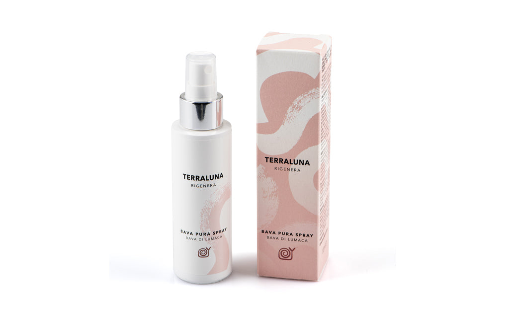 Flacone di Bava Pura Spray Terraluna Rigenera alla bava di lumaca, con packaging bianco e dettagli rosa, ideale per la rigenerazione e cura della pelle.